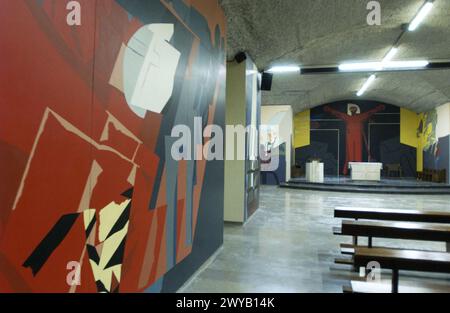 Peintures murales de Néstor Basterrechea à la crypte du temple Santa María de Arantzazu. Guipúzcoa. Espagne. Banque D'Images