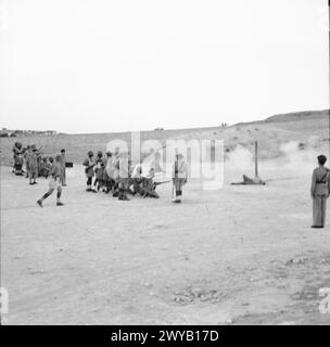 Deux espions de l'axe sont exécutés par un peloton d'exécution français à Alep, au moyen-Orient, le 28 septembre 1943. Banque D'Images