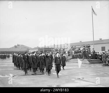 SAR la duchesse de Kent inspecte le personnel du WRNS qui marche devant elle au quartier général de Greenock le 15 octobre 1941. Banque D'Images