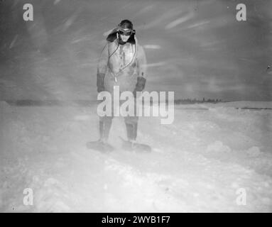 À L'ÉCOLE DES ARTILLEURS TÉLÉGRAPHISTES DE LA ROYAL NAVY AU CANADA. FÉVRIER 1945, YARMOUTH (NOUVELLE-ÉCOSSE). - Naval Airman Hill, de Glasgow, testant l'équipement spécial de neige transporté dans les avions d'entraînement à l'école. , Banque D'Images