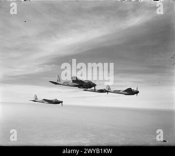 AVION DE LA ROYAL AIR FORCE 1939-1945, DE HAVILLAND DH 98 MOSQUITO. - Formation de quatre Mosquito Mark IIS du No. 605 Squadron RAF basé à Ford, Sussex en vol. , Royal Air Force, unité de maintenance, 65 Banque D'Images