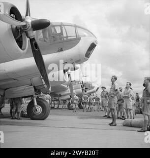 Entre 1941 et 1945, le personnel de la RAF en extrême-Orient inspecte six Bristol Beaufort Mark V de construction australienne à Kallang, Singapour. La plupart ont été retournés en raison du manque de disponibilité opérationnelle, l'un d'eux étant utilisé pour la reconnaissance photographique. Banque D'Images