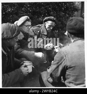 Giles partage une tasse de thé avec les soldats allemands et enregistre leurs remarques pour les utiliser dans des dessins animés. Documenté par l'armée britannique, 21e groupe d'armées. Banque D'Images