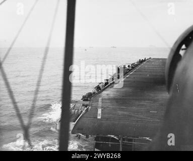 AVEC LE TRANSPORTEUR D'ESCORTE HMS SMITER. 1944, EN MER, À BORD D'UN FAIREY SWORDFISH DU TRANSPORTEUR PENDANT LA FORMATION DES OFFICIERS DE CONTRÔLE DE L'ATTERRISSAGE EN PONT, LORSQUE LES AÉRONEFS DÉCOLLAIENT ET ATTERRISSAIENT. - Regardant vers le bas sur le SMITER quand un espadon Fairey est venu atterrir. , Banque D'Images