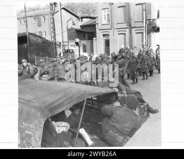 La 6e DIVISION AÉROPORTÉE AVANCE DE NOUVEAU - légende originale de temps de guerre : une jeep chargée de prisonniers allemands, conduite à la fin d'une colonne de prisonniers de guerre pour aider à gonfler les chiffres. Négatif photographique, Armée britannique, 21e groupe d'armées Banque D'Images