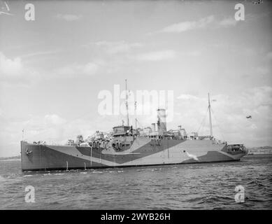 Le HMS Artifex, anciennement un paquebot Cunard, est installé comme navire de réparation de base, montré dans une vue en demi-proue à Plymouth le 18 mai 1944. Banque D'Images