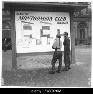 THE MONTGOMERY SUPER-CLUB À BRUXELLES - légende originale de guerre : en raison de la taille colossale du nouveau club, un grand plan de l'endroit était nécessaire montrant exactement où tout est. Voilà, plus Bernard et Charlie. Négatif photographique, Armée britannique, 21e groupe d'armées Banque D'Images