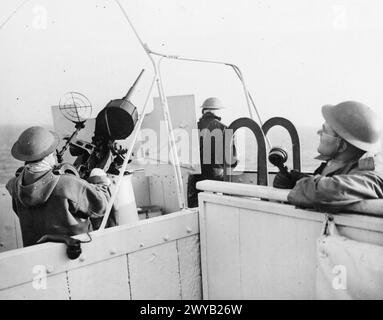 L'ARMADA ALLIÉE NAVIGUE SANS ÊTRE AGRESSÉE LORS D'UN GRAND EXERCICE DANS LE CHENAL. 9 SEPTEMBRE 1943 EN MER DANS LA MANCHE. LES FORCES TERRESTRES, MARITIMES ET AÉRIENNES ALLIÉES ONT EFFECTUÉ UN EXERCICE MAJEUR DE 24 HEURES DANS LA MANCHE SANS INTERFÉRENCE DE L'ENNEMI. LA GRANDE ARMADA NAVIGUE À MOINS DE 10 MILES DE LA CÔTE FRANÇAISE. LES BOMBARDIERS ET CHASSEURS ALLIÉS SOUTENANT L'OPÉRATION ONT EFFECTUÉ PLUS DE 300 SORTIES. AVEC UNE OPPOSITION ENNEMIE NÉGLIGEABLE. - S MacPherson, commentateur de la BBC, enregistrant l'exercice. , Banque D'Images