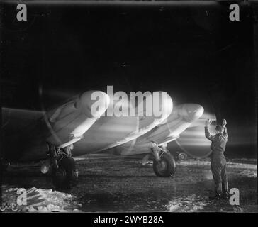 ROYAL AIR FORCE : 2ND TACTICAL AIR FORCE, 1943-1945. - Un de Havilland Mosquito NF Mark XIII du No. 604 Squadron RAF se prépare à rouler sur la piste périphérique dans la neige fondante à B51/Lille-Vendeville, France, pour une sortie nocturne. , Royal Air Force, maintenance Unit, 64, Royal Air Force, unité de maintenance, 201 Banque D'Images