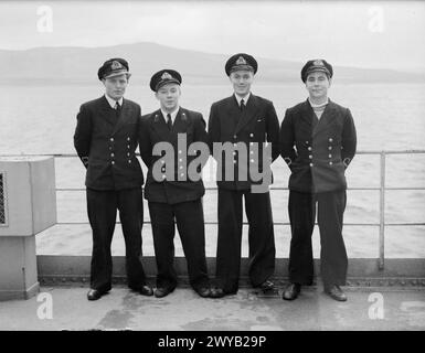 SOUS-MARINS MIDGET. 17 ET 18 DÉCEMBRE 1944, ROSYTHESAY BAY. OFFICIERS DE SOUS-MARIN MIDGET, HOMMES, EMBARCATIONS ET NAVIRE PARENT. - Commandants de passage ; de gauche à droite : sous-lieutenant E Munday, RNVR, Westbury, Wiltshire ; Midshipman J Beams, RNVR ; sous-lieutenant P J Holloway, RNVR, Chiswick. Londres ; sous-lieutenant A K Bergius, RNVR, Hunters Quay, Argyllshire. , Banque D'Images