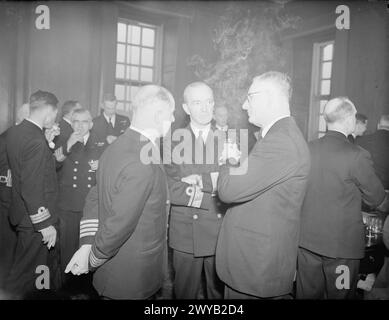 Le 8 mai 1944, un dîner du Conseil de l'Amirauté a eu lieu au Painted Hall, Royal Naval College, Greenwich, en l'honneur des premiers ministres d'Australie, du Canada, d'Afrique du Sud et de Nouvelle-Zélande, présidé par le premier Lord de l'Amirauté, A V Alexander. Banque D'Images