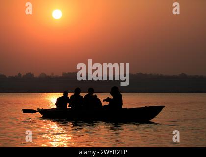 Barque à l'aube sur le Gange à Varanasi, Inde. Banque D'Images