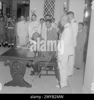 EXTRÊME-ORIENT : SINGAPOUR, MALAISIE ET HONG KONG 1939-1945 - libération et rapatriement août - septembre 1945 : le général de division Okada signe le document de reddition à Government House, Hong Kong, au nom de l'armée japonaise. , Banque D'Images