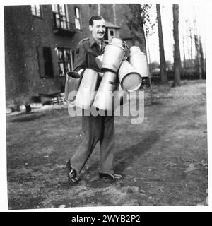 P.O.W. LIFE IN GERMANY - légende originale en temps de guerre : L'une des tâches de l'officier d'ordre de la compagnie était de transporter les cruches de nourriture et de thé à la maison de cuisson. Voici un officier britannique POW faisant de la lumière sur ses fonctions à Oflag 79, Brunswick, Allemagne. Négatif photographique, Armée britannique, 21e groupe d'armées Banque D'Images