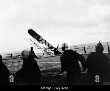 AVEC L'IMPÉRATRICE. LE 27 NOVEMBRE 1944, À BORD DU PORTE-AVIONS D'ESCORTE HMS EMPRESS LORS DES ESSAIS D'ATTERRISSAGE. - Un Fairey Swordfish, piloté par Sub Lt Bounce venant se reposer dans la passerelle du port après avoir dépassé le pont. Les parties manutentionnaires des aéronefs manquent de tuyaux et de mousse en cas d'incendie, Banque D'Images