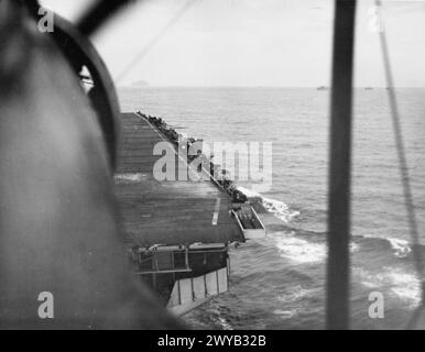 AVEC LE TRANSPORTEUR D'ESCORTE HMS SMITER. 1944, EN MER, À BORD D'UN FAIREY SWORDFISH DU TRANSPORTEUR PENDANT LA FORMATION DES OFFICIERS DE CONTRÔLE DE L'ATTERRISSAGE EN PONT, LORSQUE LES AÉRONEFS DÉCOLLAIENT ET ATTERRISSAIENT. - Regardant vers le bas sur le SMITER quand un espadon Fairey est venu atterrir. , Banque D'Images