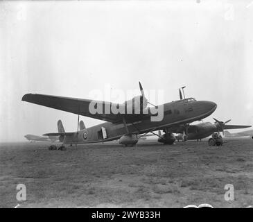 AVIONS DE LA ROYAL AIR FORCE 1939-1945: HANDLEY PAGE HP.54 HARROW ET “SPARROW”. - Harrow transport Ambulance Aircraft, K6984 «BJ-E», du détachement du No 271 Squadron RAF stationné à Hendon, Middlesex. Le type était également connu officieusement sous le nom de « moineau ». À droite se trouve un de Havilland Flamingo, et à l'arrière-plan un Douglas Dakota, tous deux du No. 24 Squadron RAF. , Royal Air Force, Escadre, 241, Royal Air Force, Royal Air Force Regiment, Sqdn, 24 Banque D'Images