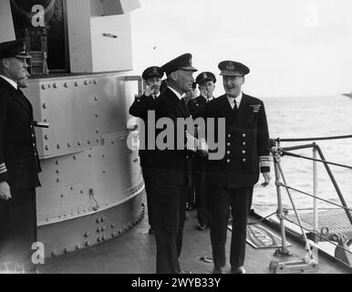 L'AMIRAL TOVEY QUITTE LA FLOTTE POUR DEVENIR LE C-IN-C THE NORE. 8 MAI 1943, SCAPA FLOW, LE COMMANDEMENT DE LA FLOTTE D'ATTACHE BRITANNIQUE CHANGE LORSQUE LE NOUVEAU COMMANDANT EN CHEF DE LA FLOTTE D'ATTACHE, L'AMIRAL SIR BRUCE A FRASER, KBE, CB, A PRIS LA RELÈVE DU C-EN-C SORTANT, L'AMIRAL SIR JOHN C TOVEY, KCB, KBE, DSO, QUI PREND SA NOMINATION EN TANT QUE C-EN-C, NORE. - L'amiral Sir Bruce Fraser, le nouveau commandant en chef de la Home Fleet, est accueilli par l'amiral Sir John Tovey alors qu'il monte à bord du navire amiral HMS DUKE OF YORK. , Banque D'Images