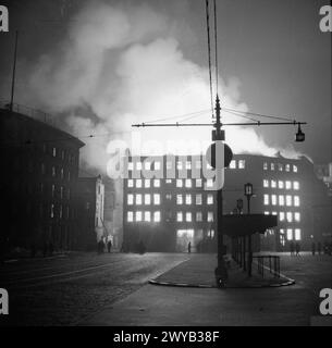 LE MANCHESTER BLITZ - bâtiments entourant une gare routière à Manchester brûlant après un raid aérien allemand dans la nuit du 23 décembre 1940. , Banque D'Images