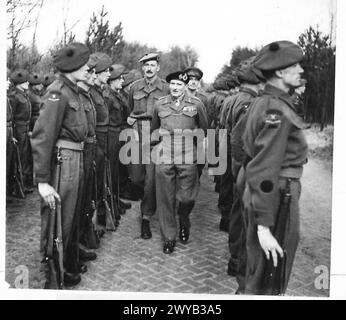 LE CHANCELIER DE L'ÉCHIQUIER VISITE LES CHEFS DE GUERRE ET LE FIELD-MARÉCHAL MONTGOMERY AVEC 52 (PLAINE) DIV - légende originale en temps de guerre : le commandant en chef inspecte le 7th Cameronians. Négatif photographique, Armée britannique, 21e groupe d'armées Banque D'Images