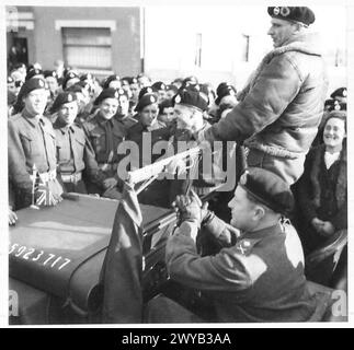 FIELD MARSHAL MONTGOMERY AVEC 5TH CDN ARMD DIV - légende originale de temps de guerre : le C-in-C parlant aux hommes des Three Rivers Regt. Le Gén. De division Hoffmeister est au volant de la Jeep. Négatif photographique, Armée britannique, 21e groupe d'armées Banque D'Images