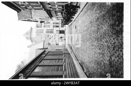 FIGHTING IN S'HERTOGENBOSH - légende originale en temps de guerre : hommes du 1er Bn East Lancashire Regt. remonter dans les rues de la ville vers le pont du canal. Négatif photographique, Armée britannique, 21e groupe d'armées Banque D'Images