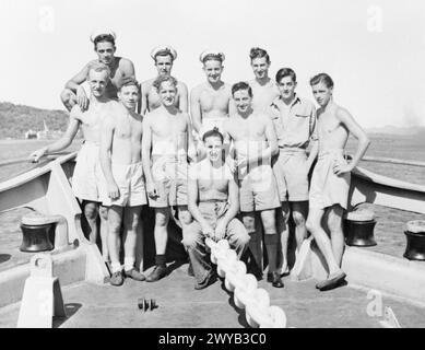 HOMMES DE BRISTOL ET DE L'ÎLE DE MAN SERVANT DANS LA FLOTTE DES INDES ORIENTALES. 30 JUIN 1945, À BORD DU PORTE-AVIONS D'ESCORTE HMS EMPRESS. - Onze hommes de Bristol servant dans le HMS EMPRESS. De gauche à droite : rangée arrière : Able Seaman F R Francis de Paulton ; Able Seaman G Sedgemore de Kingswood ; Able Seaman C W Swansom de Kingswood ; Able Seaman d Hutchings de St George. Rangée du milieu : Able Seaman I Laws of Kingswood ; NA C Pearce of Mina Road ; AF A E Price of Bedminster ; Leading Seaman T Climo of Queen Square ; Able Seaman A H W Bray of Bishopston ; LAM N Partridge of Kingswood. En face, le matelot Douglas Coles, de Wes Banque D'Images