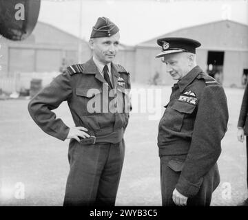 OPÉRATIONS DE LA ROYAL AIR FORCE AU MOYEN-ORIENT ET EN AFRIQUE DU NORD, 1939-1943. - Le maréchal en chef de l'air Sir Frederick Bowhill, officier de l'air commandant le Commandement des transports de la RAF (à droite), est accueilli par le maréchal en chef de l'air Sir Arthur Tedder, officier de l'air commandant en chef du Commandement aérien de la Méditerranée, peu après son arrivée à Masion Blanche, en Algérie, pour une visite en Afrique du Nord. , Tedder, Arthur William, Royal Air Force, transport Command Banque D'Images