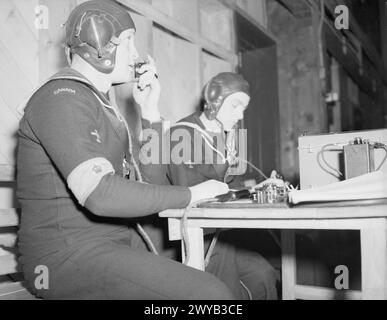 À L'ÉCOLE DES ARTILLEURS TÉLÉGRAPHISTES DE LA ROYAL NAVY AU CANADA. FÉVRIER 1945, YARMOUTH (NOUVELLE-ÉCOSSE). - NA1 Webber de Winnipeg, Canada, et Ordinary Telegraphist Ward du comté de Wicklow, Eire, apprenant comment envoyer et recevoir des appels d'avion. , Banque D'Images