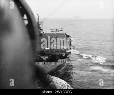 AVEC LE TRANSPORTEUR D'ESCORTE HMS SMITER. 1944, EN MER, À BORD D'UN FAIREY SWORDFISH DU TRANSPORTEUR PENDANT LA FORMATION DES OFFICIERS DE CONTRÔLE DE L'ATTERRISSAGE EN PONT, LORSQUE LES AÉRONEFS DÉCOLLAIENT ET ATTERRISSAIENT. - Regardant vers le bas sur le SMITER quand un espadon Fairey est venu atterrir. , Banque D'Images