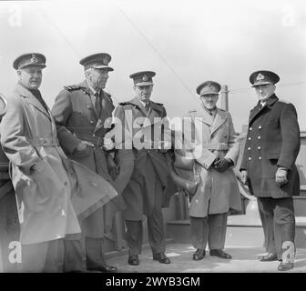 En mai 1943, à bord du SS Queen Mary en route vers les États-Unis, M. Churchill voyagea avec des officiers supérieurs et des ministres. Sur le pont supérieur : le maréchal Sir A Wavell, le maréchal en chef de l'air Sir Richard Pierse, le maréchal en chef de l'air Sir Charles Portal, le général Sir Alan Brooke et l'amiral de la flotte Sir Dudley Pound. Banque D'Images