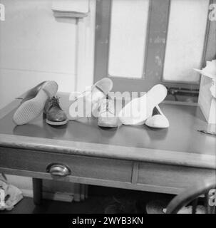 MUNITIONS PRODUCTION IN BRITAIN, 1940 - cette photographie montre les chaussures spéciales qui doivent être portées dans une usine de munitions. Ils sont fabriqués à partir de cuir ou de caoutchouc et n'ont pas de métal sur eux du tout. Il est important que ces chaussures soient portées de sorte qu'aucune étincelle ne soit générée par des attaches métalliques : clairement, cela serait désastreux dans une usine d'armement. , Banque D'Images