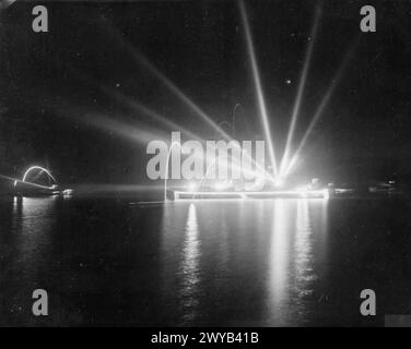 AVEC LE PORTE-AVIONS D'ESCORTE HMS EMPRESS À L'EST. JUILLET ET AOÛT 1945, À BORD DU HMS EMPRESS. DES SCÈNES DE CÉLÉBRATION NOCTURNES AVEC LA FLOTTE BRITANNIQUE DES INDES ORIENTALES À TRINCOMALEE LA NUIT DE VJ, ET DES PHOTOS OPÉRATIONNELLES JUSTE AVANT LA REDDITION JAPONAISE. - De l'IMPÉRATRICE alors que les unités de la flotte britannique des Indes orientales célébraient la nuit VJ à Trincomalee. , Banque D'Images