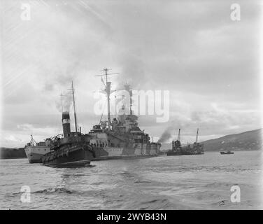 Le HMS Royal Sovereign entre dans un quai flottant à Greenock le 28 octobre 1941 pour des travaux de maintenance. Banque D'Images