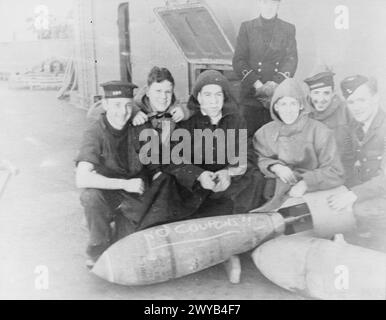 EXERCICES DE VOL À BORD DU HMS VICTORIOUS. 1ER JANVIER 1942, EN MER AU LARGE DE HOY, PRÈS DE SCAPA. - Classement Fleet Air Arm attendant de charger Fairey Albacores avec des bombes de 500 livres. , Banque D'Images