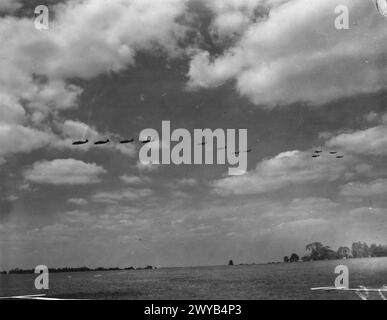 HUITIÈME FORCE AÉRIENNE DES ÉTATS-UNIS EN GRANDE-BRETAGNE, 1942-1945 - formation des P-47 Thunderbolt du 4e groupe de chasse dans les airs au-dessus de la base aérienne de Debden. Passé par l'armée américaine le 25 juin 1943.271400Caption imprimée au revers:'Duchesse de Kent présente des plaques aux anciens pilotes de l'Eagle Squadron.H.R.H. La duchesse de Kent a visité une base aérienne de l'armée américaine et a présenté des plaques portant l'insigne de l'Eagle Squadron aux hommes qui ont servi dans les Eagle Squadrons de la R.A.F. avant l'entrée des États-Unis dans la guerre.Keystone photo Shows : formations de Thunderbolt dans l'air.SG/US-Pool/B. Keystone 78-79-80 Print, Banque D'Images