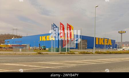 Belgrade, Serbie - 10 février 2024 : drapeaux de l'entreprise devant le magasin de meubles scandinaves Ikea au Ava Shopping Park. Banque D'Images