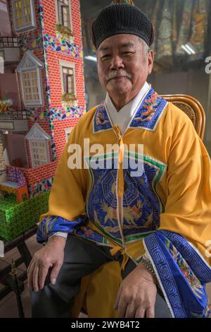 Portrait d'un prêtre atraditionnel en tenue traditionnelle avec des regalia cérémonielles souriant à la caméra Banque D'Images