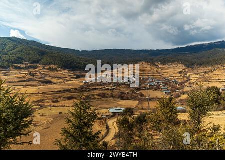 Vue panoramique sur le paysage entre Bumthang et Trongsa au Bhoutan petit village entre Bumthang et Trongsa Bhoutan *** Panoramablick über die Banque D'Images