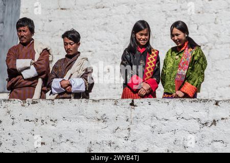 TRONGSA, BHOUTAN - 6 JANVIER 2017 : les Bhoutanais en vêtements traditionnels regardent le Tsechu annuel de Trongsa Dzong, Bhoutan Bhoutanais en tra Banque D'Images