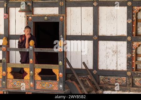 TRONGSA, BHOUTAN - 6 JANVIER 2017 : les Bhoutanais en vêtements traditionnels regardent le Tsechu annuel de Trongsa Dzong, Bhoutan Bhoutanais en tra Banque D'Images