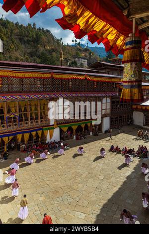 TRONGSA, BHOUTAN - 6 JANVIER 2017 : des moines répètent la danse des démons dans le Seigneur de la mort au festival Tsechu dans le Trongsa Dzong dans la campagne du Bhoutan. Banque D'Images