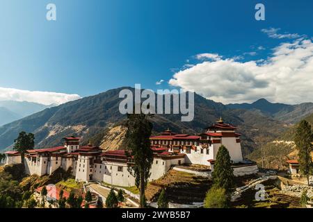 Vue de Trongsa Dzong à Bumthang, Bhoutan vue de Trongsa Dzong par une journée ensoleillée avec ciel bleu Bhoutan *** Blick auf den Trongsa Dzong à Bumthang, B. Banque D'Images