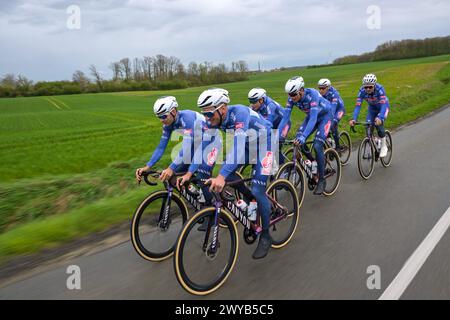 Roubaix, France. 05th Apr, 2024. Les coureurs d'Alpecin-Deceuninck photographiés en action lors de la reconnaissance de la piste avant la course cycliste Paris-Roubaix de cette année, vendredi 05 avril 2024, autour de Roubaix, France. Les courses cyclistes Paris-Roubaix auront lieu ce week-end, avec les femmes le samedi et les hommes le dimanche. BELGA PHOTO JONAS ROOSENS crédit : Belga News Agency/Alamy Live News Banque D'Images