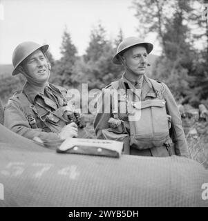 Le sous-lieutenant Norman Yardley et le capitaine Hedley Verity du 1er bataillon Green Howards discutent de tactiques lors d'un exercice militaire à Omagh, en Irlande du Nord, 1939-1945. Banque D'Images