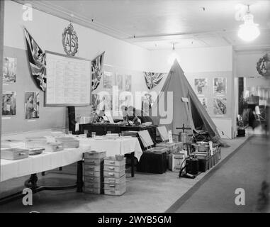 L'Auxiliary territorial Service (ATS) organise une exposition de recrutement au grand magasin Selfridges sur Oxford Street, à Londres, pour encourager l'enrôlement dans l'armée britannique. Banque D'Images