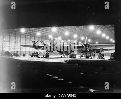 COMMANDEMENT DES BOMBARDIERS DE LA ROYAL AIR FORCE, 1942-1945. - Handley page Halifax B Mark III série 1A de l'unité de conversion lourde no 1663 subissent un entretien de nuit dans un hangar de type T2 à Rufforth, Yorkshire. , Royal Air Force, Heavy conversion Unit, 1663 Banque D'Images