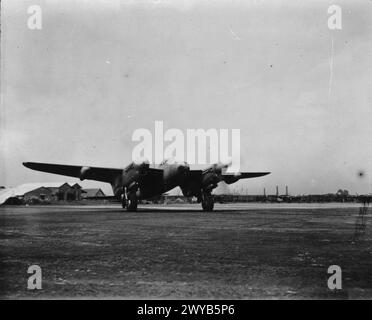 OPÉRATIONS DE LA ROYAL AIR FORCE EN EXTRÊME-ORIENT, 1941-1945. - Un de Havilland Mosquito PR Mark IX du No. 684 Squadron RAF, roulant à Alipore, Inde, pour une sortie de reconnaissance photo au-dessus de la Birmanie. , Royal Air Force, Royal Air Force Regiment, Sqdn, 105 Banque D'Images