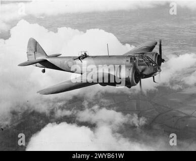 AVIONS DE LA ROYAL AIR FORCE, 1939-1941, BRISTOL TYPE 142M BLENHEIM I. - Bristol Blenheim Mark I, L1295 en vol au-dessus des nuages. Cet avion a commencé à servir en août 1938 avec le No. 107 Squadron RAF, suivi par le No. 600 Squadron RAF, le Royal Aircraft Establishment, le No. 54 Operational Training Unit, la RAF Cranwell, la No. 3 Radio School, et enfin, la No 12 (pilotes) Advanced Flying Unit, avec laquelle elle a été endommagée de façon irréversible après un atterrissage forcé à Harlaxton le 29 juillet 1943. Pour des raisons inconnues, la cocarde du fuselage et le code de l'unité ont été peints au moment de la prise de cette photographie. , Banque D'Images