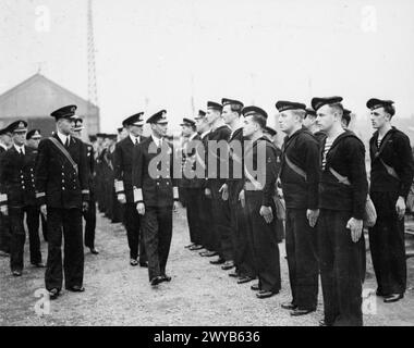 VISITE DE SA MAJESTÉ LE ROI AU COMMANDEMENT DES APPROCHES OCCIDENTALES. 8 OCTOBRE 1941, DOCKS DE GLADSTONE, LIVERPOOL. SM LE ROI INSPECTA LES NAVIRES DE LA ROYAL NAVY ET PARLA AUX OFFICIERS ET AUX HOMMES QUI LES DIRIGEAIENT DANS LA BATAILLE DE L'ATLANTIQUE. AVEC LUI PENDANT L'INSPECTION ÉTAIT L'AMIRAL SIR PERCY NOBLE, KCB, CVO, C DANS C WESTERN APPROACHES. PLUS TARD DANS LA JOURNÉE, SA MAJESTÉ A VISITÉ LES QUAIS OÙ IL A RENCONTRÉ DES OFFICIERS ET DES HOMMES DE LA MARINE MARCHANDE. - Le groupe de soins et d'entretien du HMS CAMPBELTOWN, un ancien destroyer américain maintenant piloté par la marine de sa Majesté néerlandaise inspecté par le roi. , Royal Netherlands Navy, HNLMS CA Banque D'Images